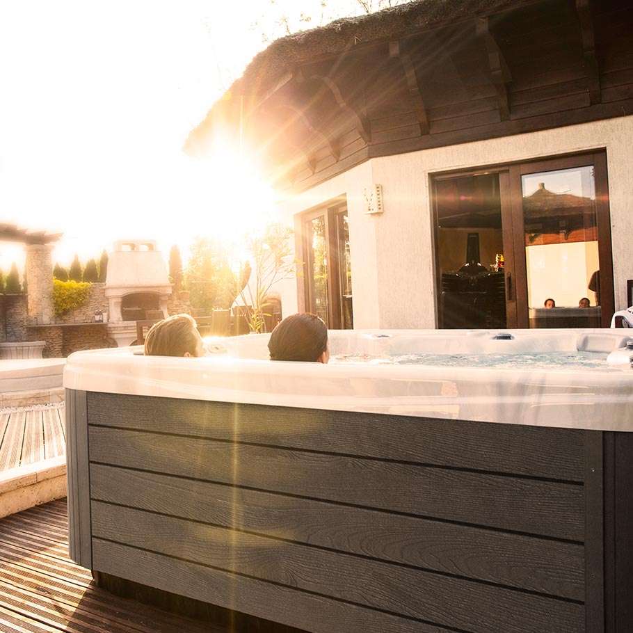 Chicago 7-Person 50-Jet Square Hot Tub